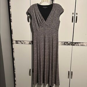 Jones Wear Black and Tan Midi Dress